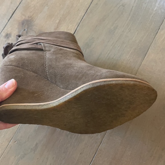 Like new!  Splendid Suede Booties- Size 9 - Picture 12 of 13